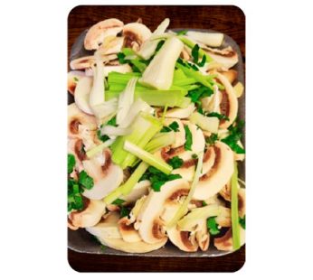 Bandeja de setas frescas con ajo y perejil