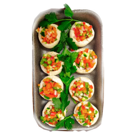 Champiñones rellenos con verduras frescas: calabacín, pimientos, cebolla, zanahoria y perejil. Listos para cocinar.
